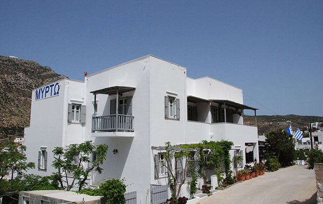 Το ξενοδοχείο Μυρτώ στις Καμάρες Σίφνου