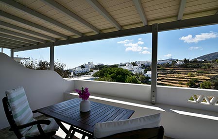 Βεράντα με θέα στον Αρτεμώνα