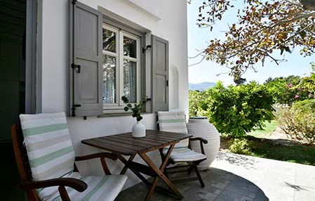 Βεράντα δωματίου δίπλα στον κήπο